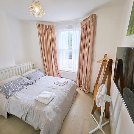 Two Bedroom Flat With Private Patio In Battersea 런던 외부 사진