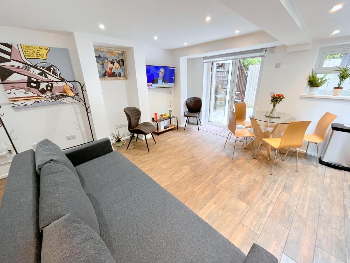 Two Bedroom Flat With Private Patio In Battersea 런던 외부 사진