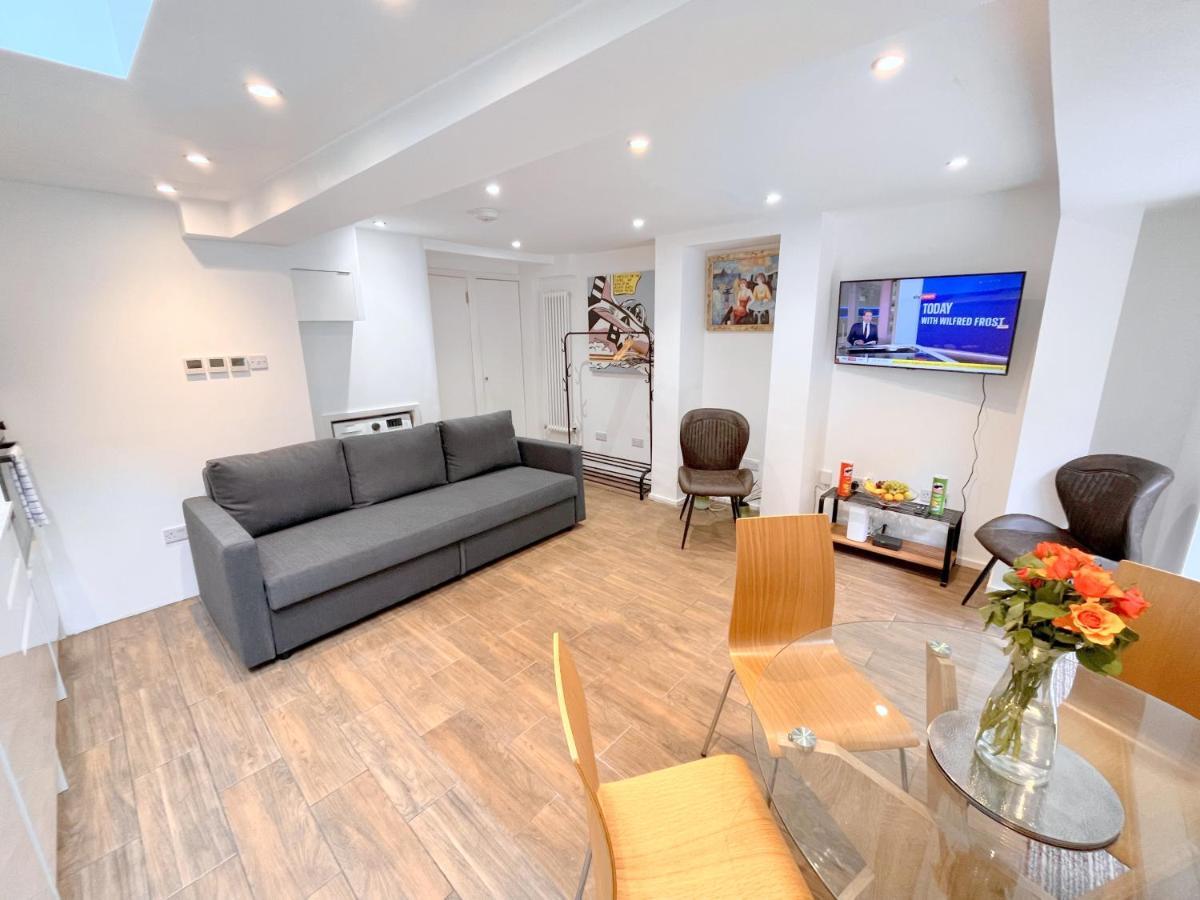 Two Bedroom Flat With Private Patio In Battersea 런던 외부 사진