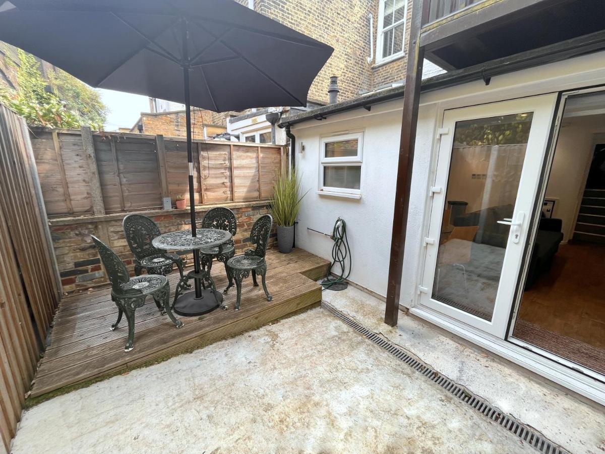 Two Bedroom Flat With Private Patio In Battersea 런던 외부 사진