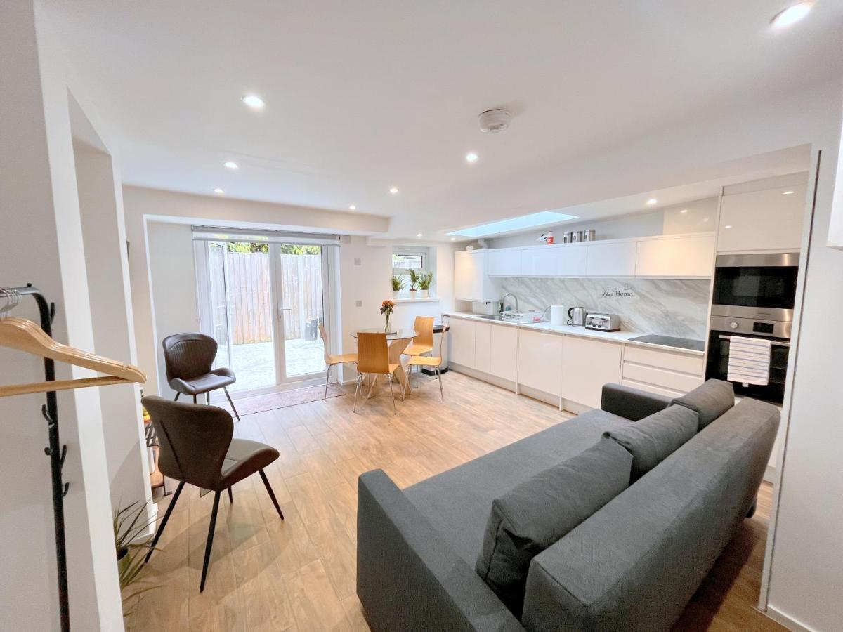 Two Bedroom Flat With Private Patio In Battersea 런던 외부 사진