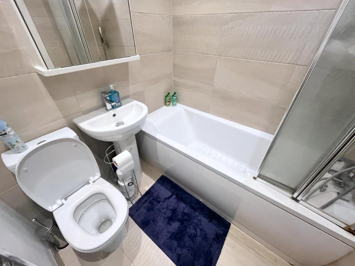 Two Bedroom Flat With Private Patio In Battersea 런던 외부 사진