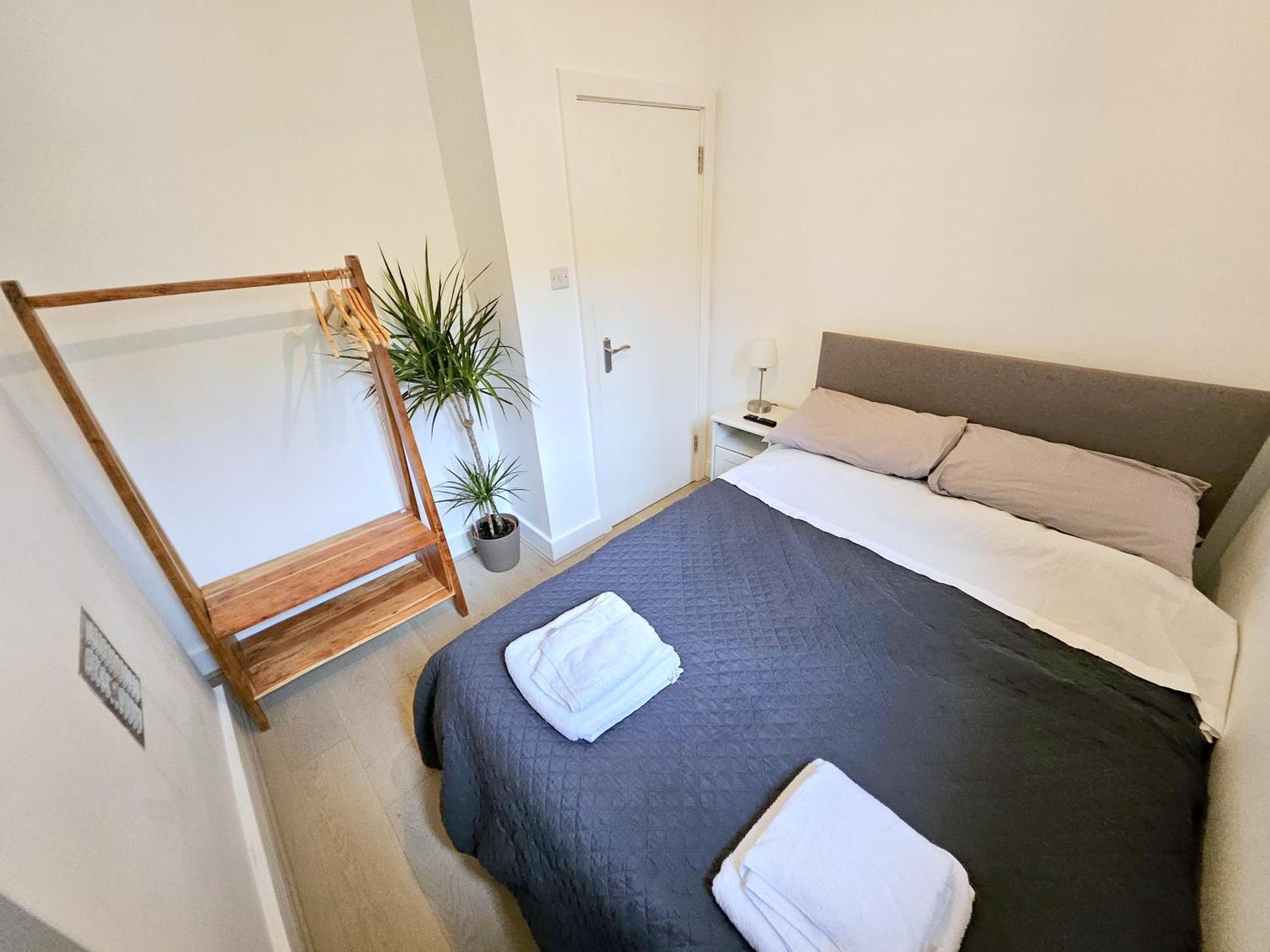 Two Bedroom Flat With Private Patio In Battersea 런던 외부 사진