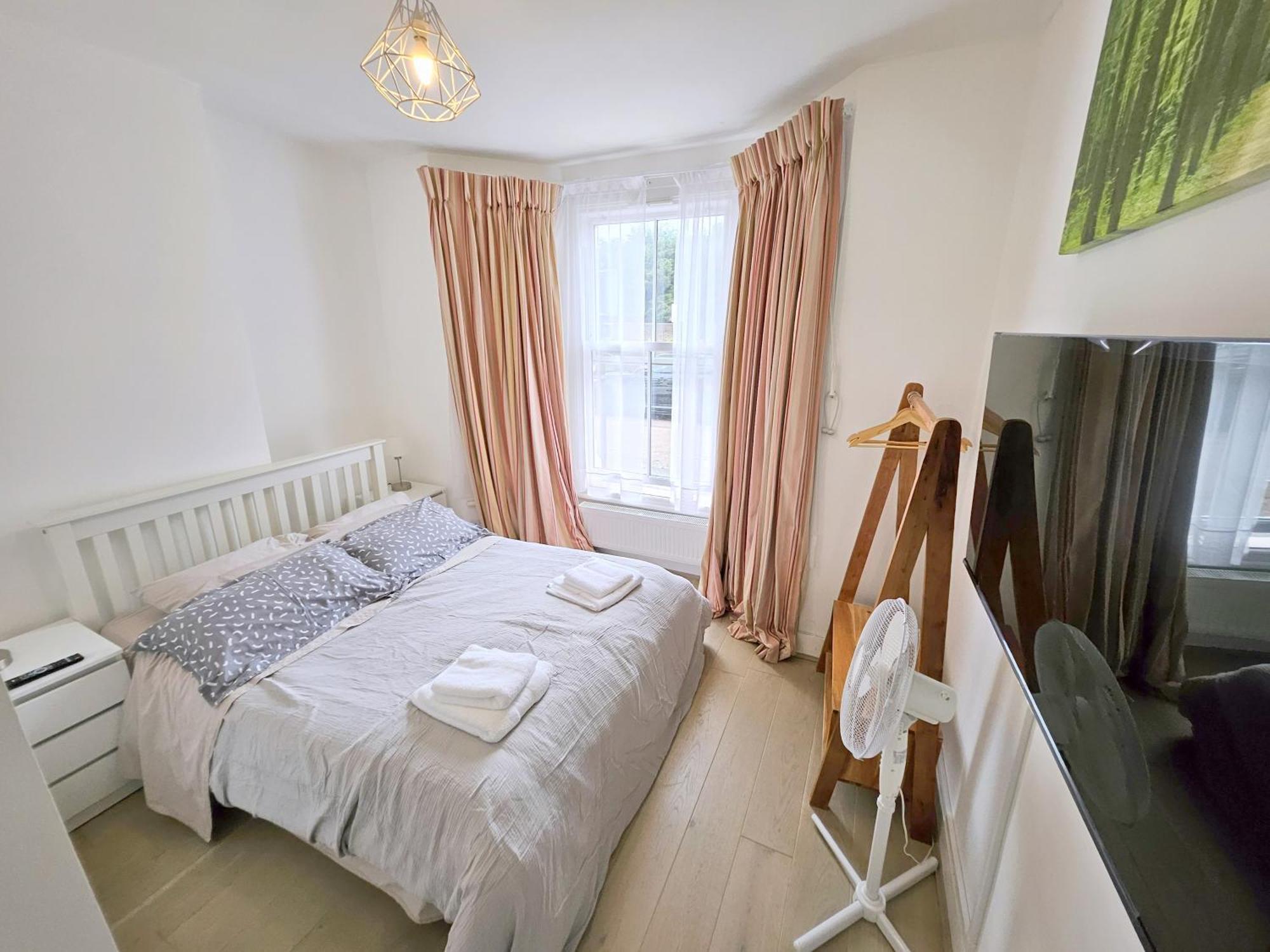 Two Bedroom Flat With Private Patio In Battersea 런던 외부 사진